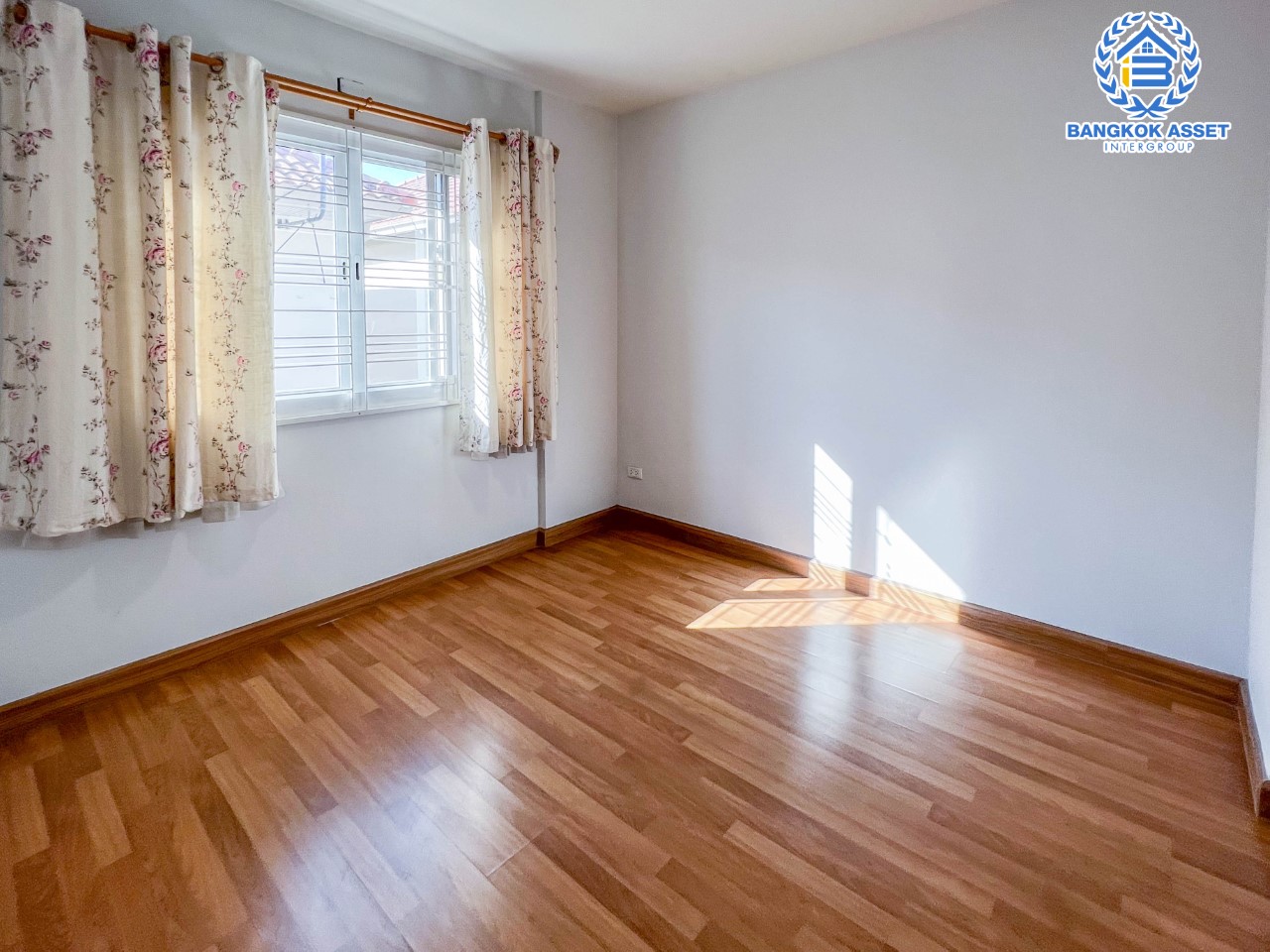 *****บ้านแฝดมือสอง ม.ชวนชื่น ไพรเวทพาร์ค วัชรพล-รามอินทรา เนื้อที่ 37.1 ตร.ว. ฟังก์ชัน 3 ห้องนอน 2 ห้องน้ำ จอดรถได้ 1 คัน  บนทำเลเชื่อมต่อหลายเส้นทาง ถ.รามอินทรา ถ.สายไหม และถ.พหลโยธิน ใกล้ทางด่วน "ศรีรัช" และ "เซ็นทรัลรามอินทรา"